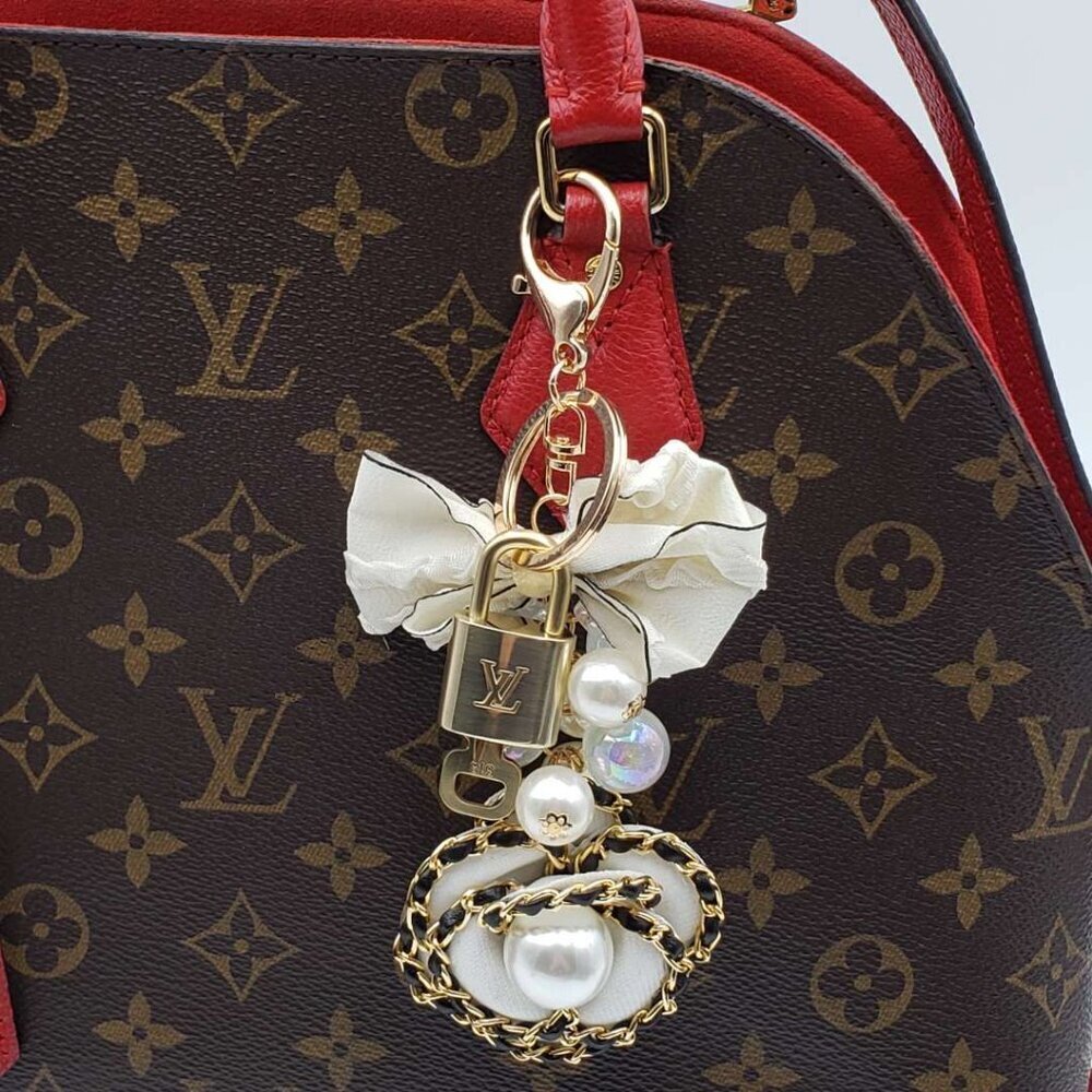 Louis Vuitton Authentic Gold Lock 🔒 Unbranded Flower Keychain Charm for Bags - Picture 12 of 14